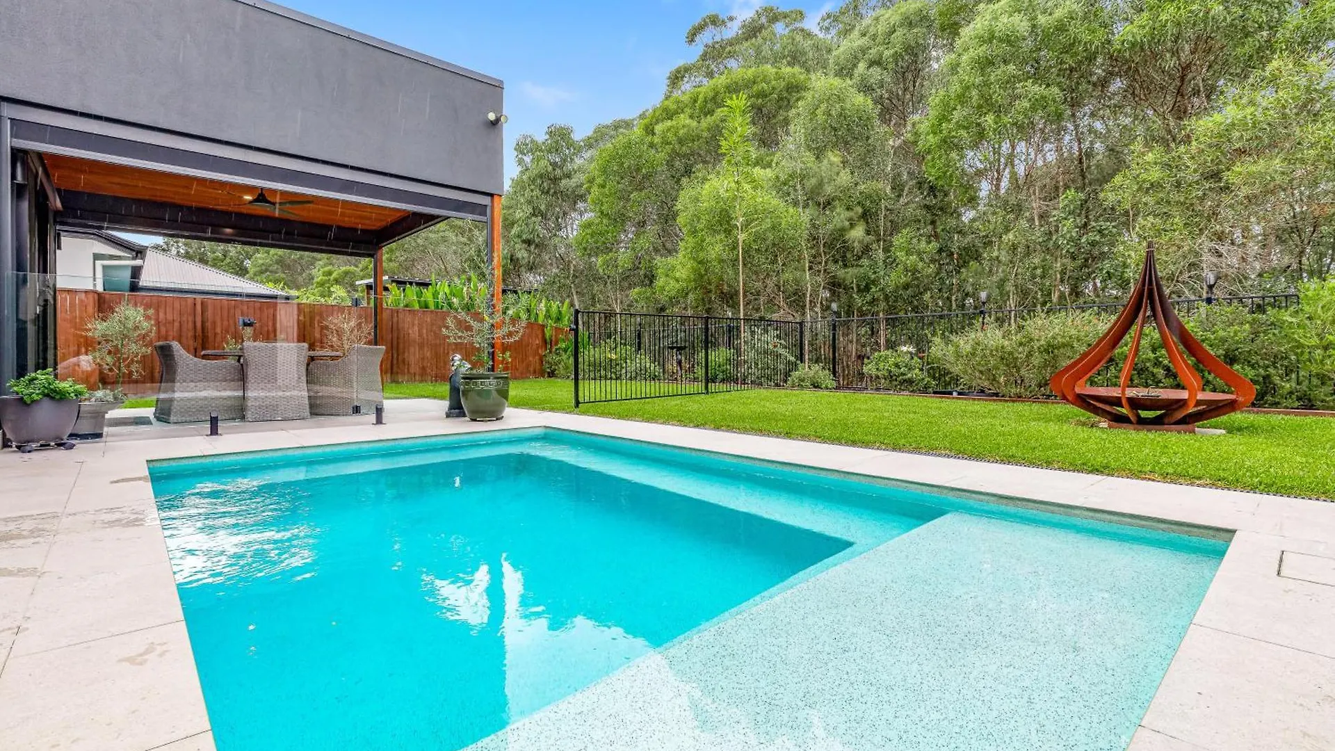 Modern Escape With Shared Pool, Spa & Golf Peregian Springs Apartment