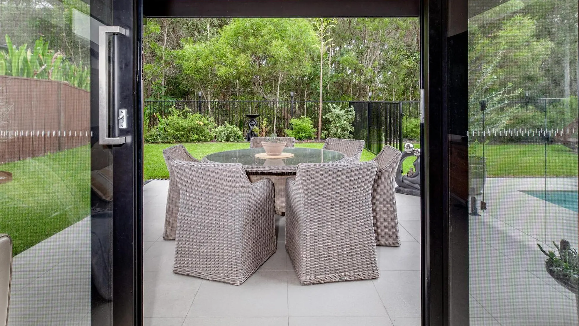 Modern Escape With Shared Pool, Spa & Golf Peregian Springs Apartment